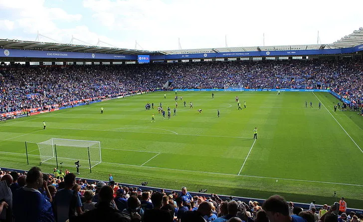 Góc nhìn từ khán đài King Power Stadium, bao quát toàn cảnh trận đấu