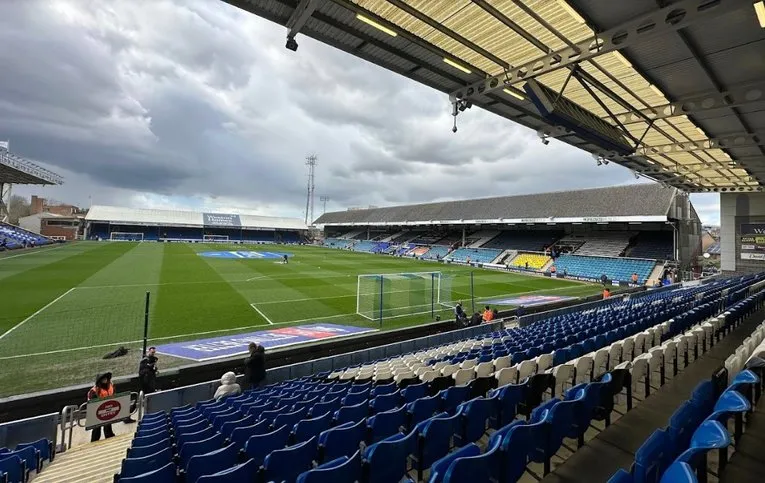 Góc nhìn từ khán đài ra sân cỏ tại Weston Homes Stadium, trải nghiệm trận đấu Peterborough United.