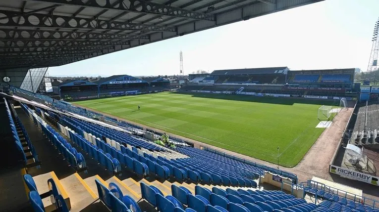 Góc nhìn từ khán đài sân Brunton Park