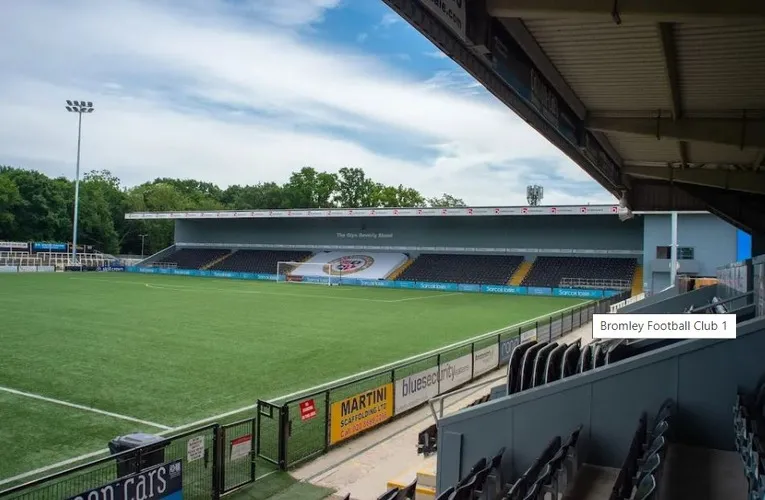 Góc nhìn từ khán đài sân Hayes Lane, nơi người hâm mộ cổ vũ Bromley FC
