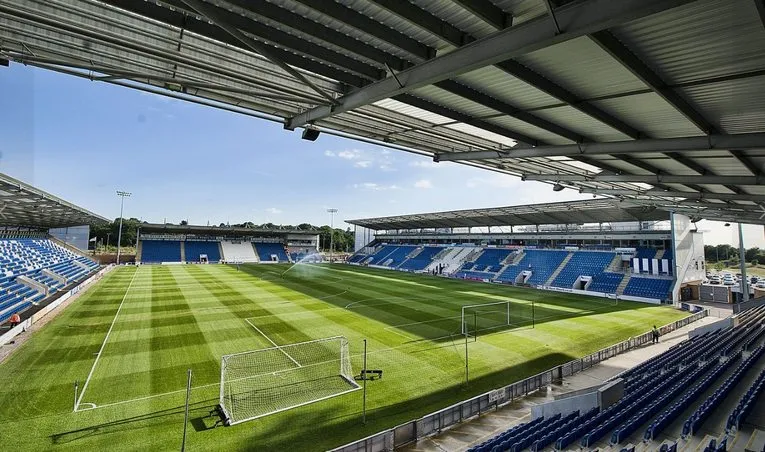 Góc nhìn từ khán đài sân JobServe Community Stadium, sân nhà của Colchester United.