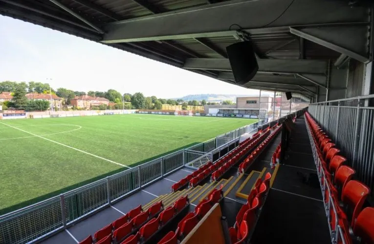 Góc nhìn từ khán đài sân Meadowbank Dorking Wanderers