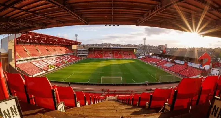 Góc nhìn từ khán đài sân Oakwell, thể hiện tầm nhìn và không khí trận đấu