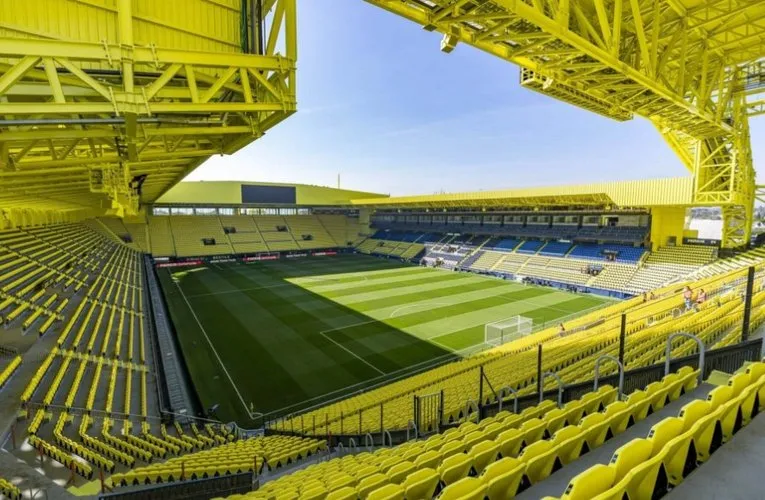 Góc nhìn từ khán đài sân vận động Estadio de la Ceramica, cho thấy tầm nhìn ra sân cỏ
