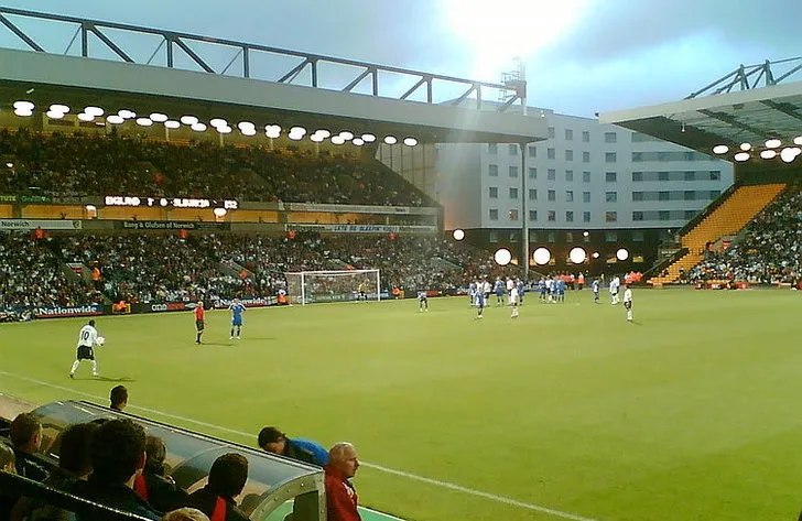 Góc nhìn từ khán đài về phía sân bóng Carrow Road