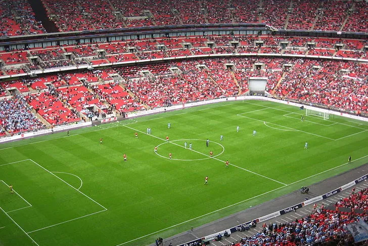Góc nhìn từ khán đài Wembley, mặt sân xanh mướt sẵn sàng cho trận đấu