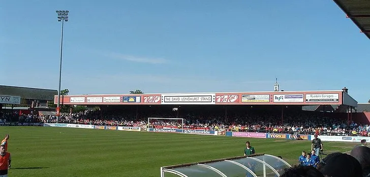 Góc nhìn từ khu vực huấn luyện viên ra sân cỏ tại Bootham Crescent