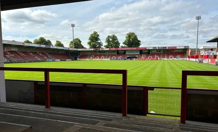 Góc nhìn từ khu vực khán đài đứng (Terraces) tại sân vận động Whaddon Road