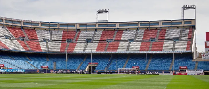 Góc nhìn từ mặt cỏ sân Vicente Calderón về phía khán đài