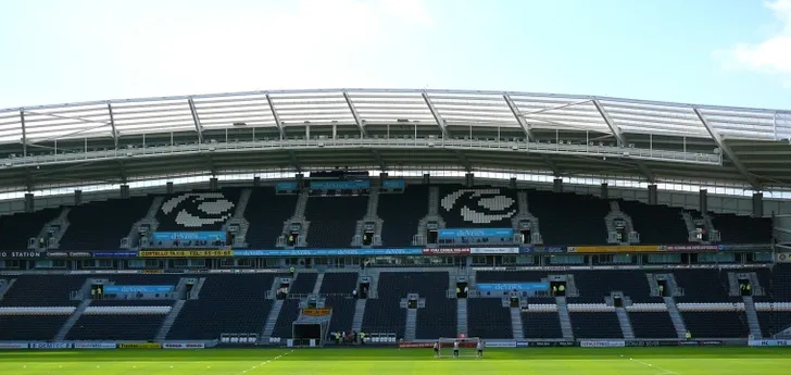 Góc nhìn từ một khán đài tại MKM Stadium, cho thấy tầm nhìn rõ ràng đến sân cỏ