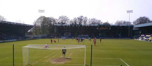 Góc nhìn từ phía sau khung thành tại sân vận động Gigg Lane, sân nhà của Bury FC