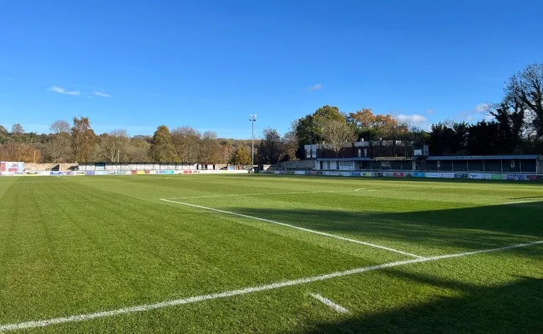 Góc nhìn từ sân The Meadow của Chesham United