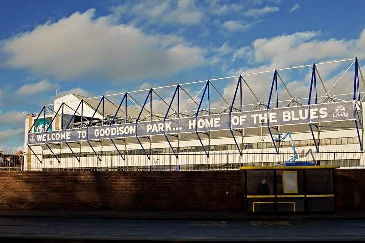 Goodison Park nhìn từ con đường bên ngoài, một biểu tượng của Liverpool.