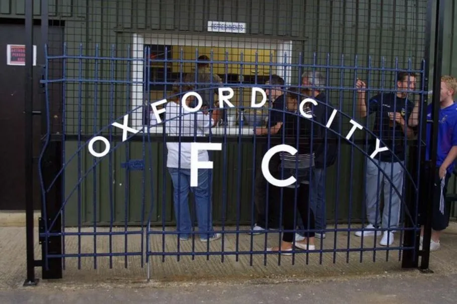 Hàng rào sân vận động Oxford City FC, một phần kiến trúc đặc trưng