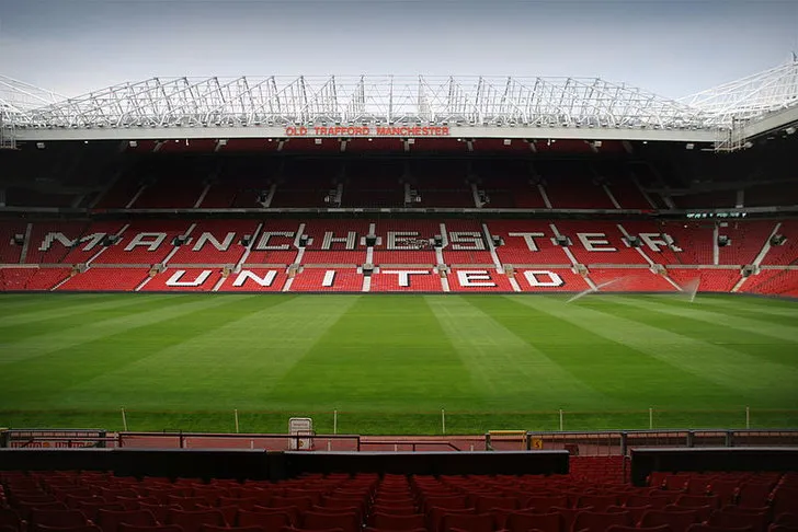 Hành lang bên trong sân Old Trafford với thiết kế hiện đại, sẵn sàng đón tiếp người hâm mộ