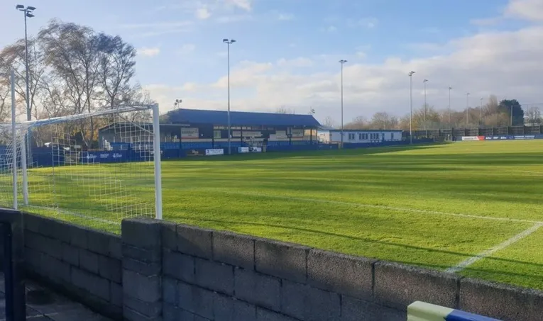 Hardenhuish Park nhìn từ phía sau khung thành