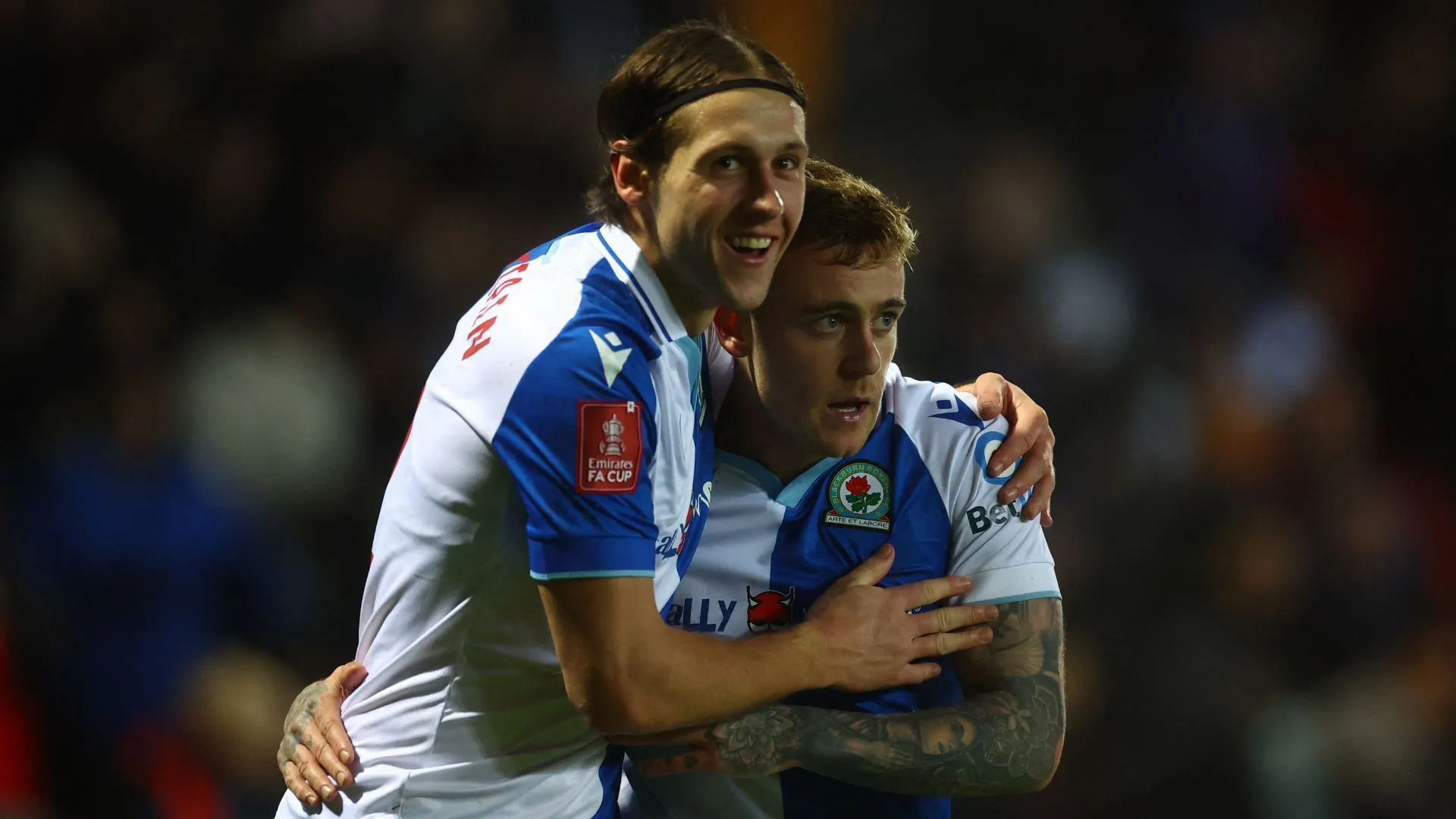 Hậu vệ Callum Brittain của Blackburn Rovers tranh bóng trong trận đấu ở Championship