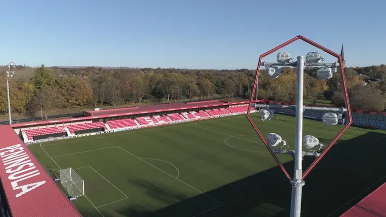 Hệ thống đèn pha chiếu sáng tại sân Peninsula Stadium của Salford City FC