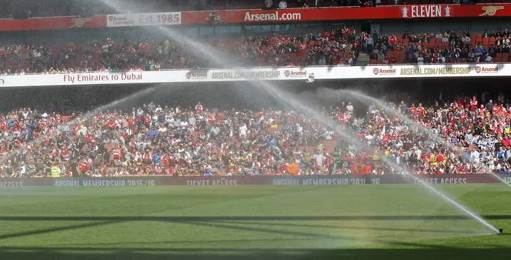 Hệ thống phun nước tưới cỏ tại Emirates Stadium giữa hiệp đấu