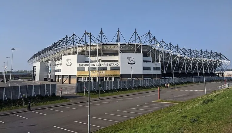 Hình ảnh bên ngoài sân vận động Pride Park, kiến trúc hiện đại và nổi bật.