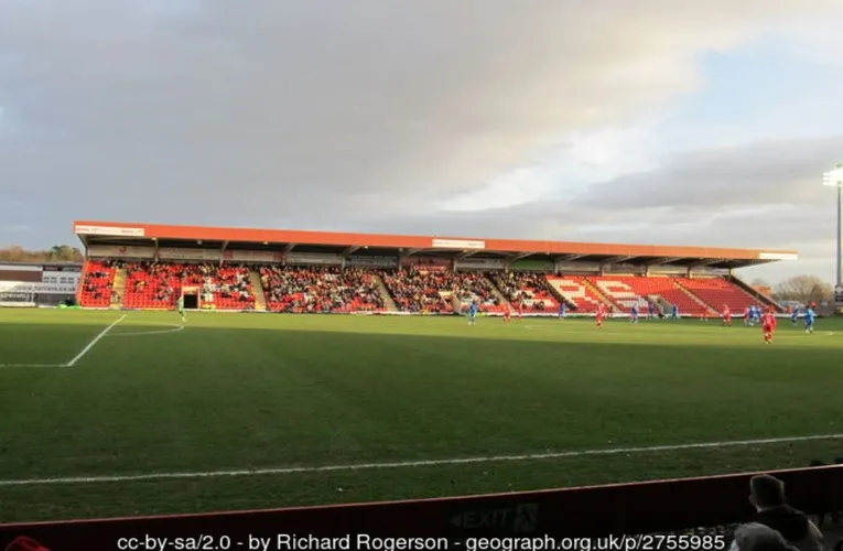 Hình ảnh cận cảnh khán đài Đông (East Stand) tại sân Aggborough, một trong những khán đài chính