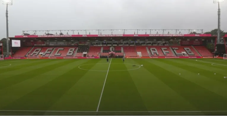Hình ảnh cận cảnh một khán đài bên trong sân Vitality Stadium của AFC Bournemouth