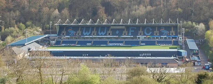 Hình ảnh cận cảnh sân vận động Adams Park của Wycombe Wanderers
