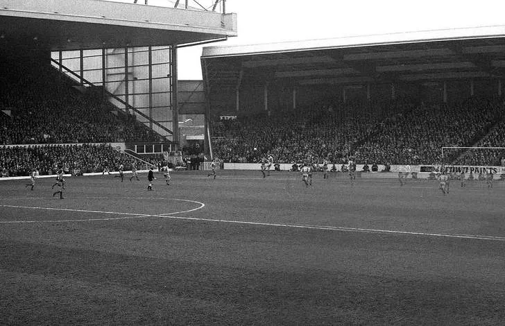 Hình ảnh khán đài Centenary cũ tại Anfield, một phần lịch sử kiến trúc sân vận động trước khi được nâng cấp.