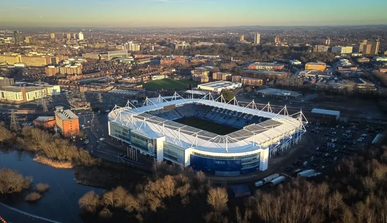 Hình ảnh King Power Stadium từ trên cao, cho thấy kiến trúc hiện đại và quy mô