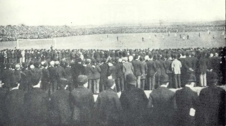 Hình ảnh lịch sử trận đấu giữa Everton và Wolves năm 1913 tại Goodison Park.