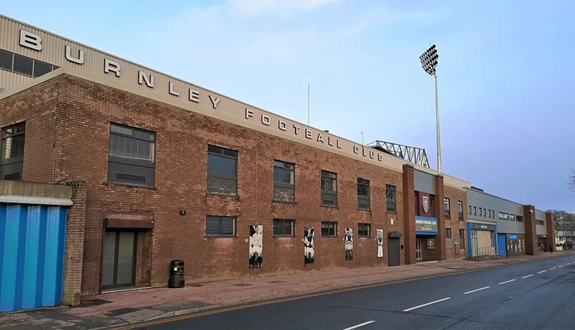Hình ảnh ngoại thất sân vận động Turf Moor nhìn từ Harry Potts Way
