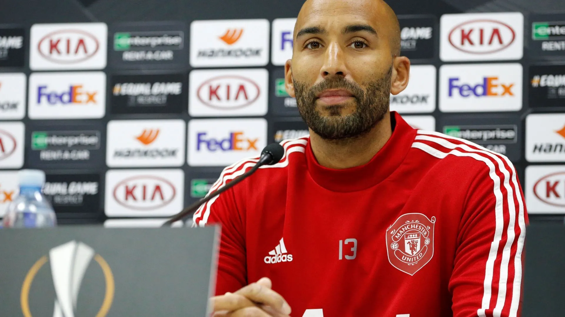 Huấn luyện viên Lee Grant chỉ đạo các cầu thủ Huddersfield Town