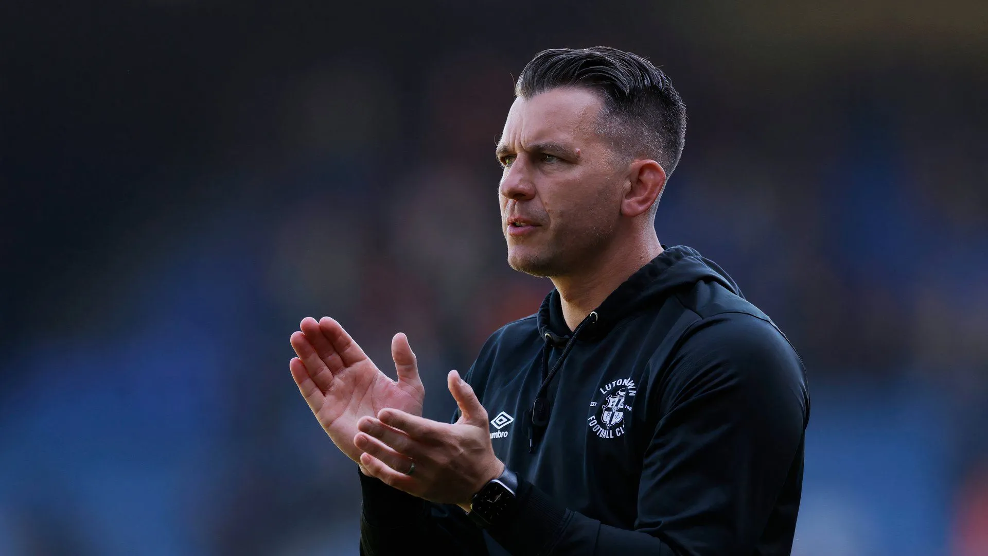 Huấn luyện viên Matt Bloomfield cần tiền đạo cho Luton Town sau khi mất Carlton Morris