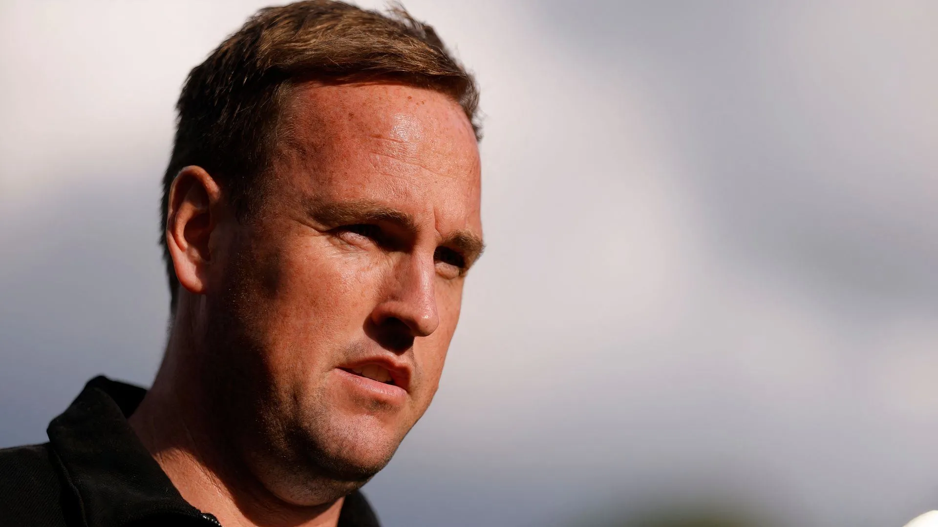 Huấn luyện viên Mike Dodds chỉ đạo Wycombe Wanderers trong trận đấu
