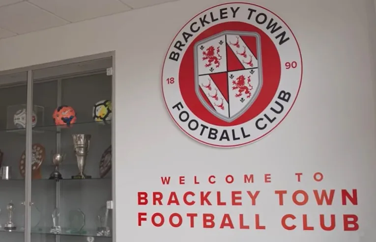 Huy hiệu câu lạc bộ Brackley Town FC, biểu tượng của đội bóng tại St James Park Brackley.
