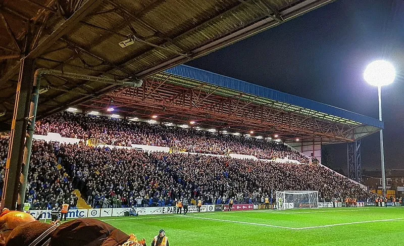 Khán đài Cheadle End đầy ắp khán giả tại Edgeley Park