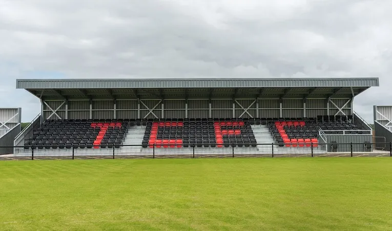 Khán đài chính hiện đại của sân Truro Sports Hub
