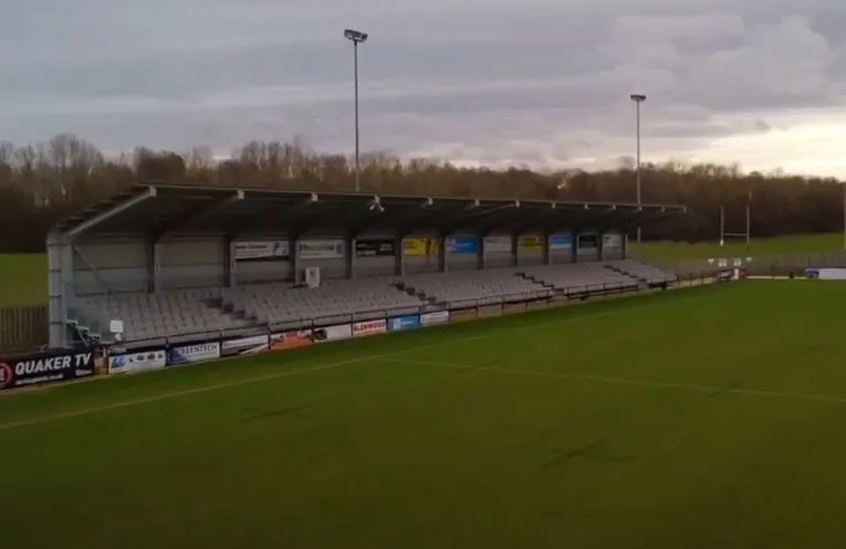 Khán đài chính (Main Stand) của sân Blackwell Meadows
