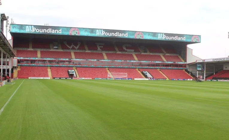 Khán đài chính Main Stand tại Bescot Stadium, với kiến trúc hai tầng