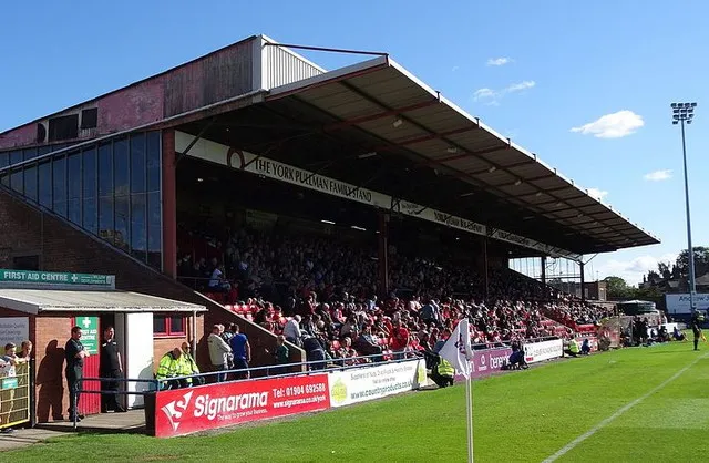 Khán đài chính Main Stand tại Bootham Crescent, nơi đặt phòng thay đồ và văn phòng CLB