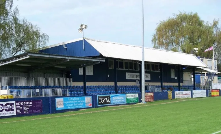 Khán đài chính Main Stand tại Hardenhuish Park