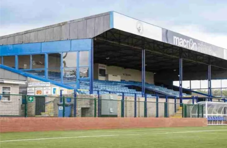 Khán đài chính (Main Stand) tại sân Silverlands của Buxton FC