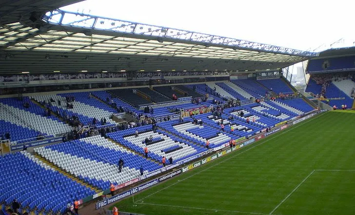 Khán đài chính (Main Stand) tại sân St. Andrew's, nơi dành cho khách mời và truyền thông