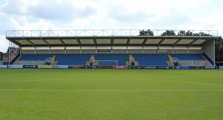 Khán đài chính (Main Stand) tại sân vận động Cherrywood Road, Farnborough, với khu vực chỗ ngồi.