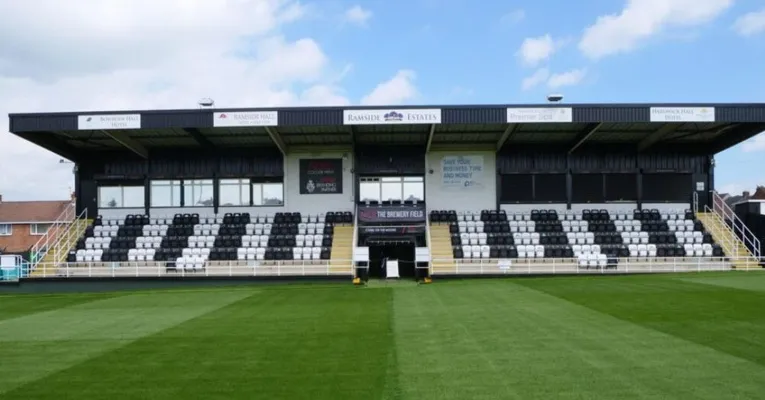 Khán đài chính Ramside Estates Main Stand tại sân The Brewery Field