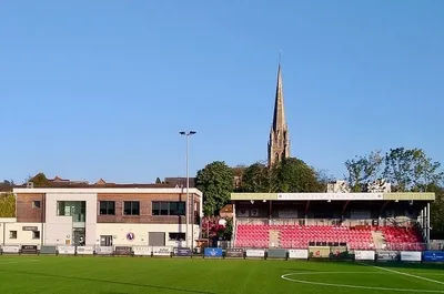 Khán đài chính sân Meadowbank của Dorking Wanderers FC