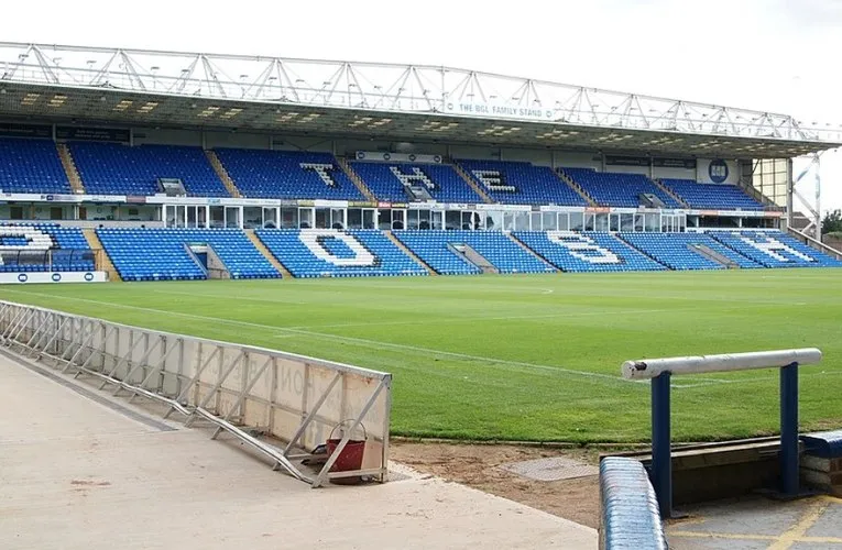 Khán đài chính sân Weston Homes Stadium, nơi cổ động viên Peterborough United tụ hội.