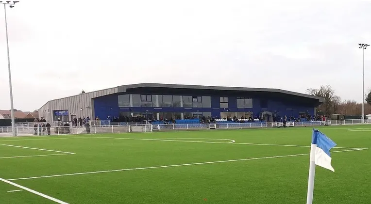 Khán đài chính và bố cục sân Parkside của Aveley Football Club