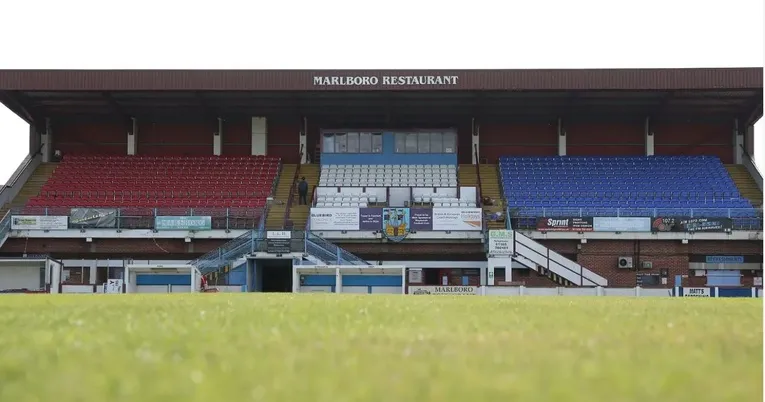 Khán đài chính với khu vực ghế ngồi tại Bob Lucas Stadium
