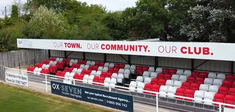 Khán đài có mái che của sân St James Park Brackley, khu vực đứng dành cho cổ động viên.